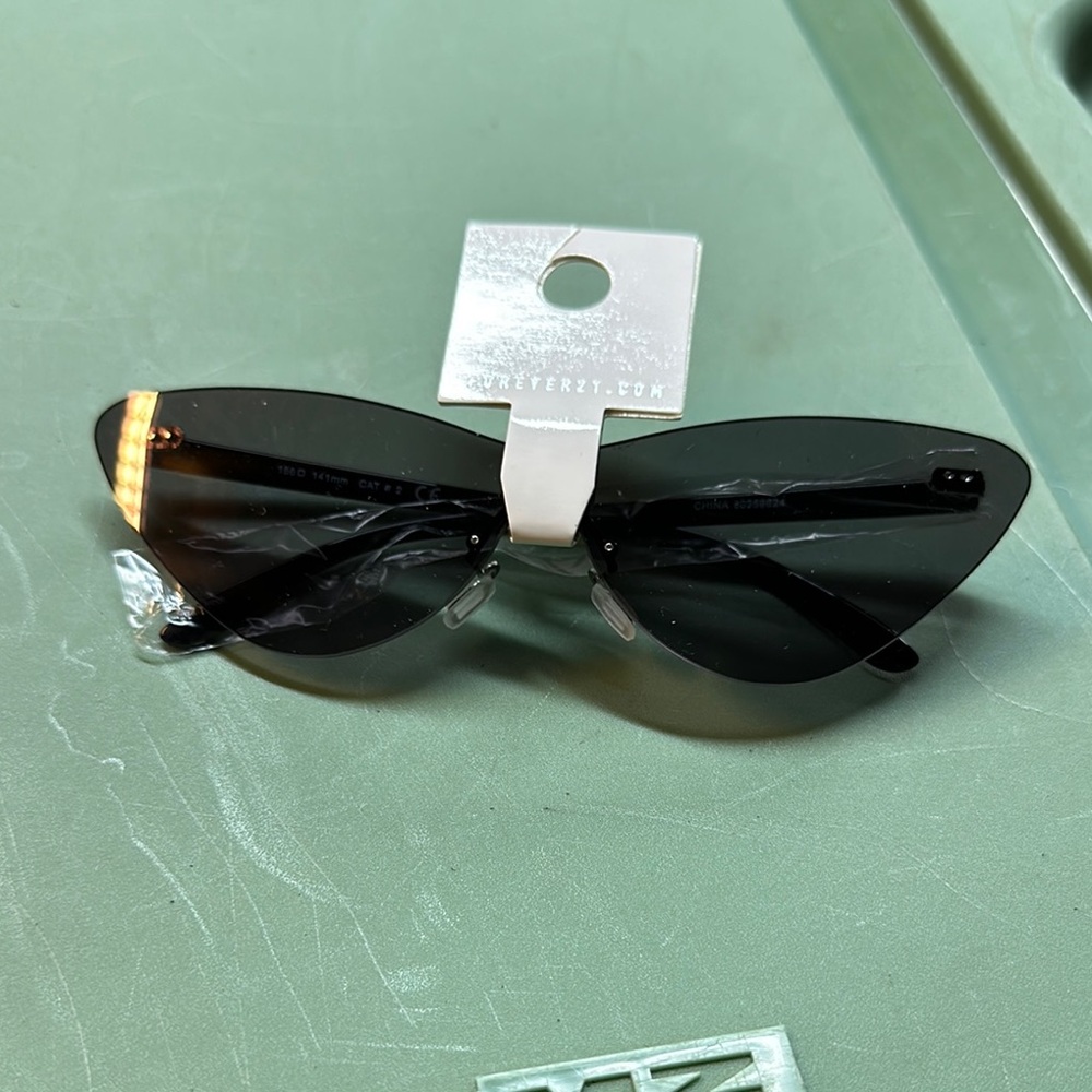 Forever 21 Black Sunglasses Modern Aviator Design
